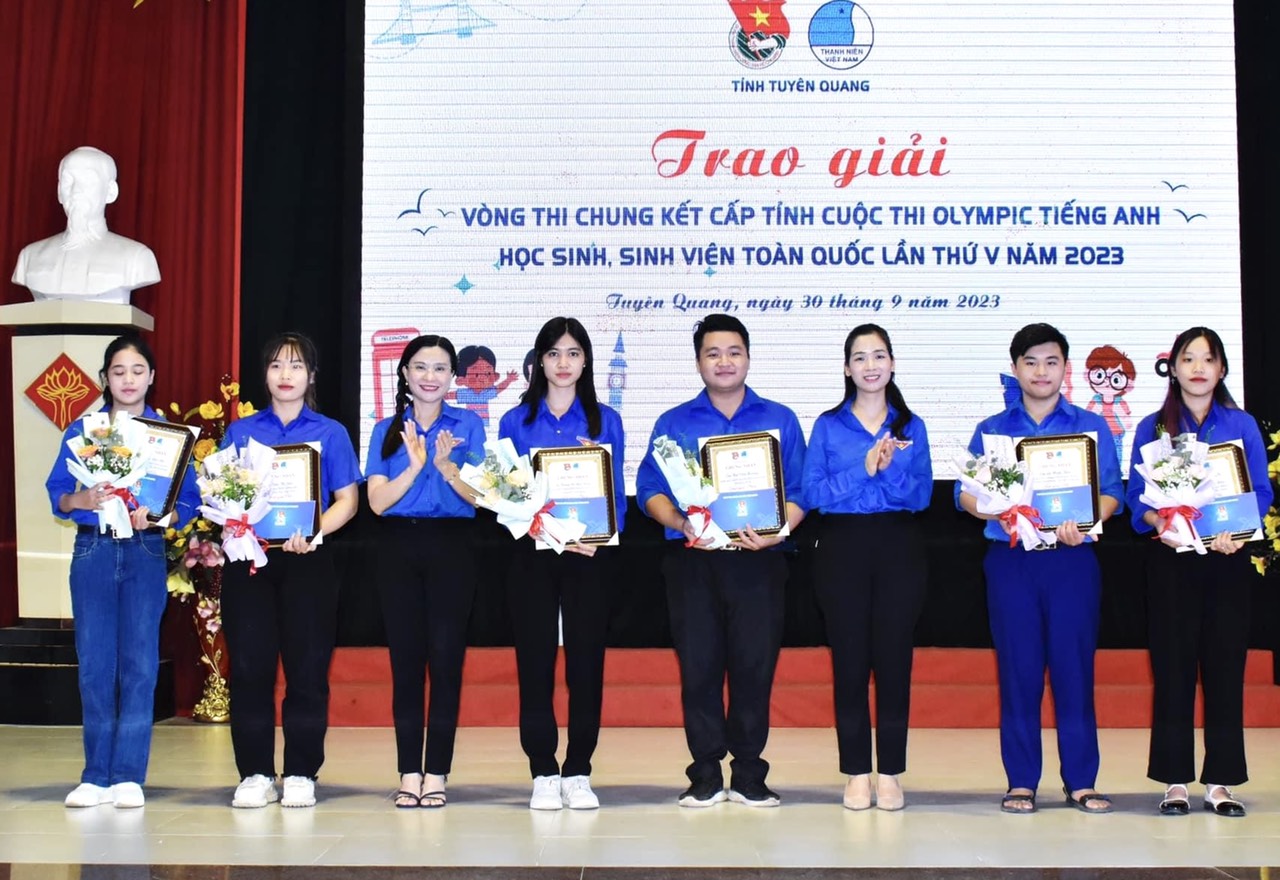 Trao giải Cuộc thi Olympic tiếng Anh học sinh, sinh viên năm 2023