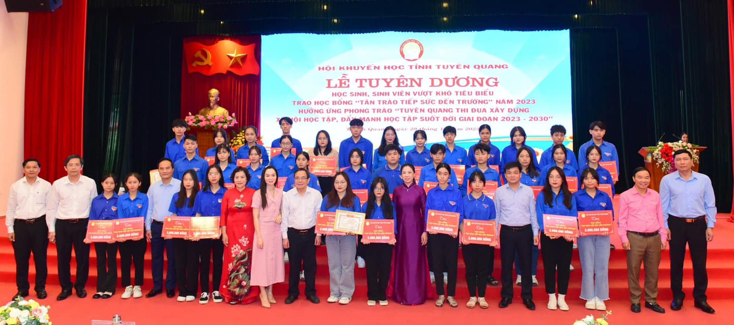 Tuyên dương, trao học bổng cho 300 học sinh, sinh viên vượt khó tiêu biểu