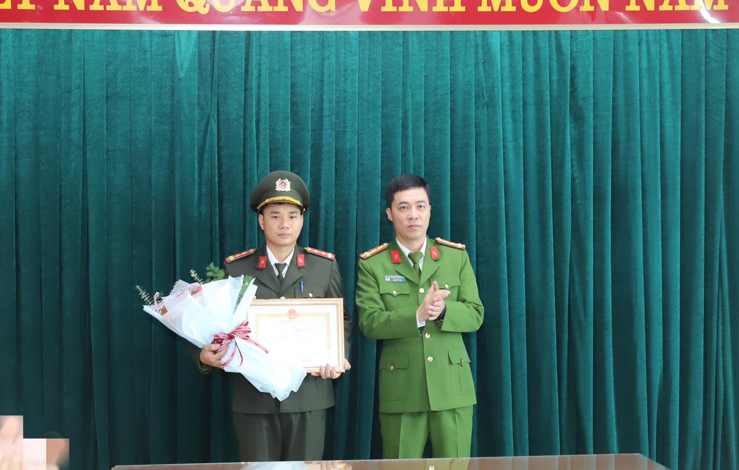 TRAO THƯỞNG CHO CBCS CÓ THÀNH TÍCH XUẤT SẮC TRONG CÔNG TÁC CHỮA CHÁY VÀ CỨU NẠN, CỨU HỘ